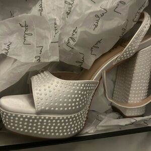 Brand new Lulus pearl pumps